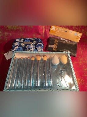 Makeup Brush Set with Floral Makeup Bag and Sponges